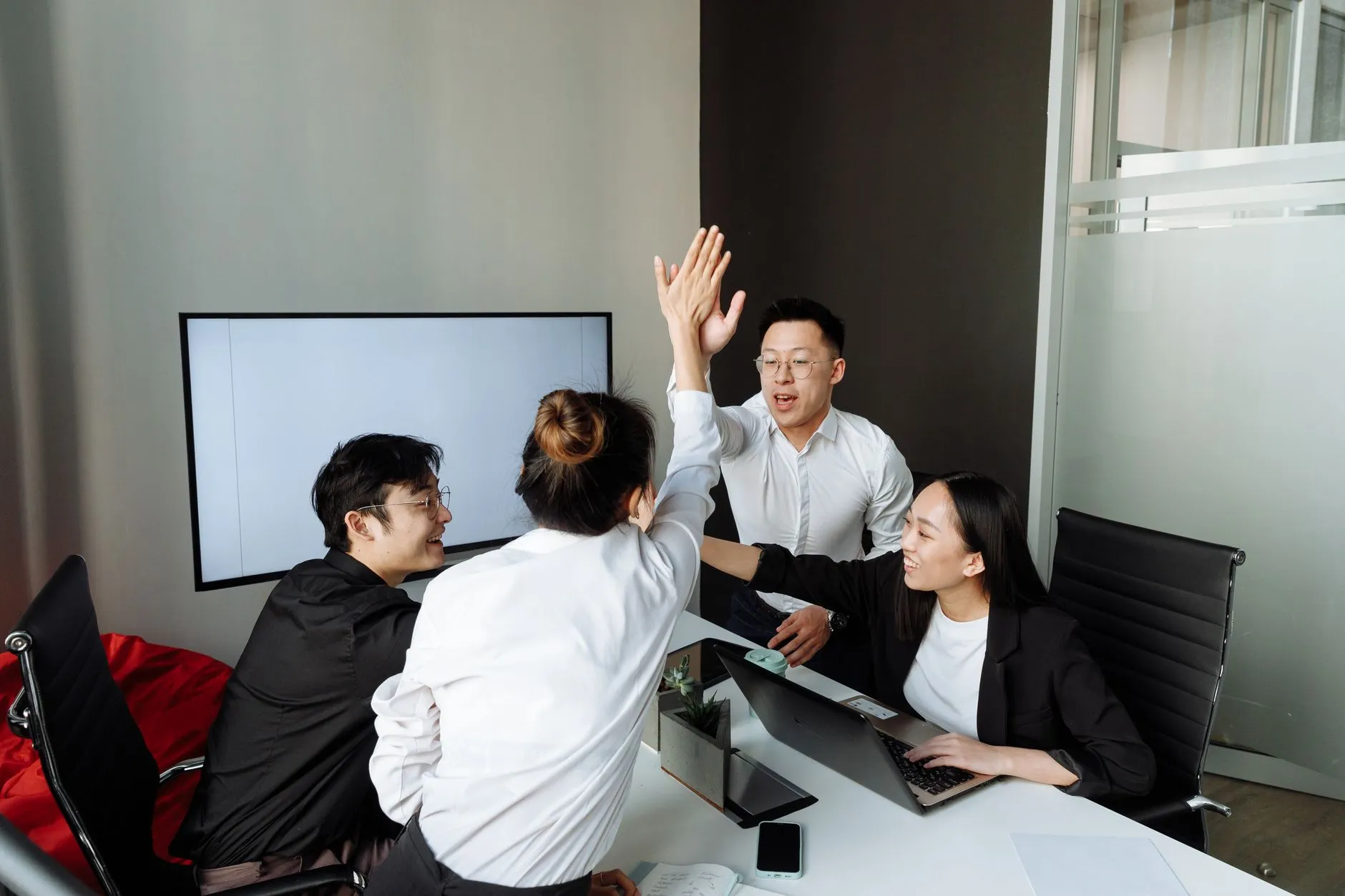 会展展台搭建材料对比：木质结构与铝合金桁架的应用场景分析
